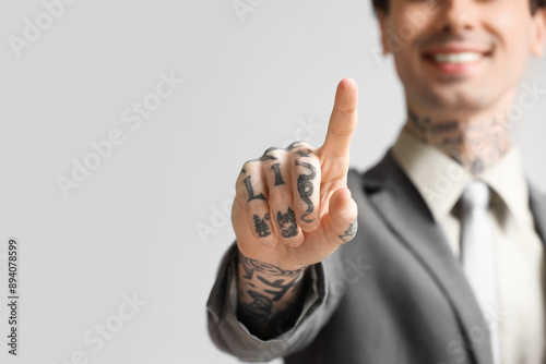 Young businessman using vir...