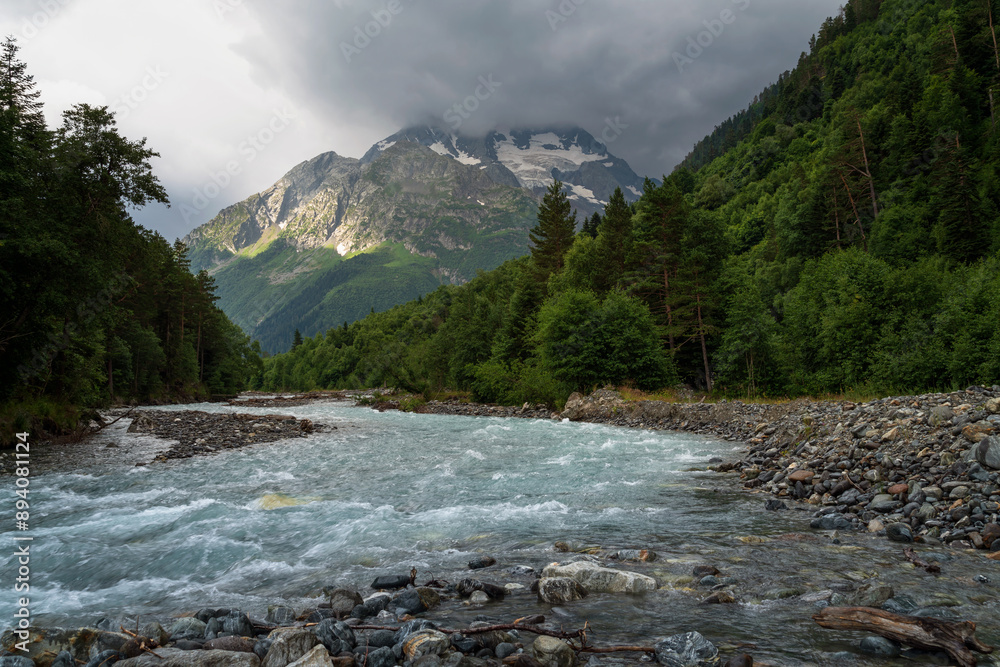 Φωτογραφία View of the Psysh River and the Amanauz-Bashi Mountain of the Northern Caucasus