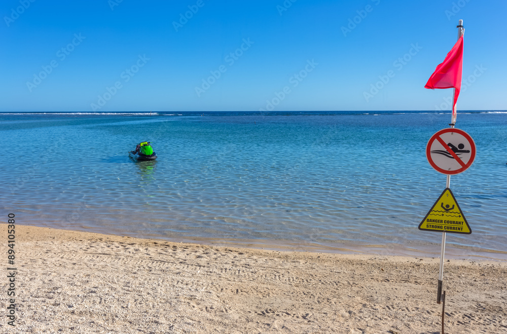 Limite de baignade surveillée sur plage de l’ermitage, île de la Réunion Limite de baignade surveillée sur plage de l’ermitage, île de la Réunion