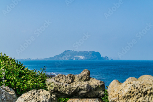 제주도 섭지코지에서 바라보는 성산일출봉.