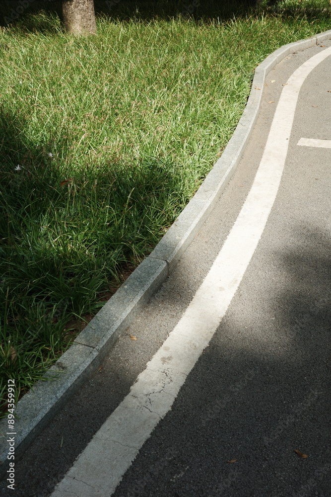 Obraz premium Leisure trails and lush woods in outdoor parks