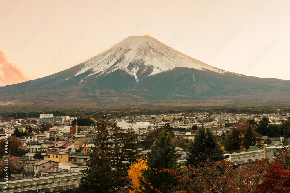 Obraz premium Mount Fuji view in Autumn season, colorful fall foliage leaves at Chureito Pagoda, Yamanashi, Japan. Landmark for tourists attraction. Japan Travel, Destination, Vacation and season change concept