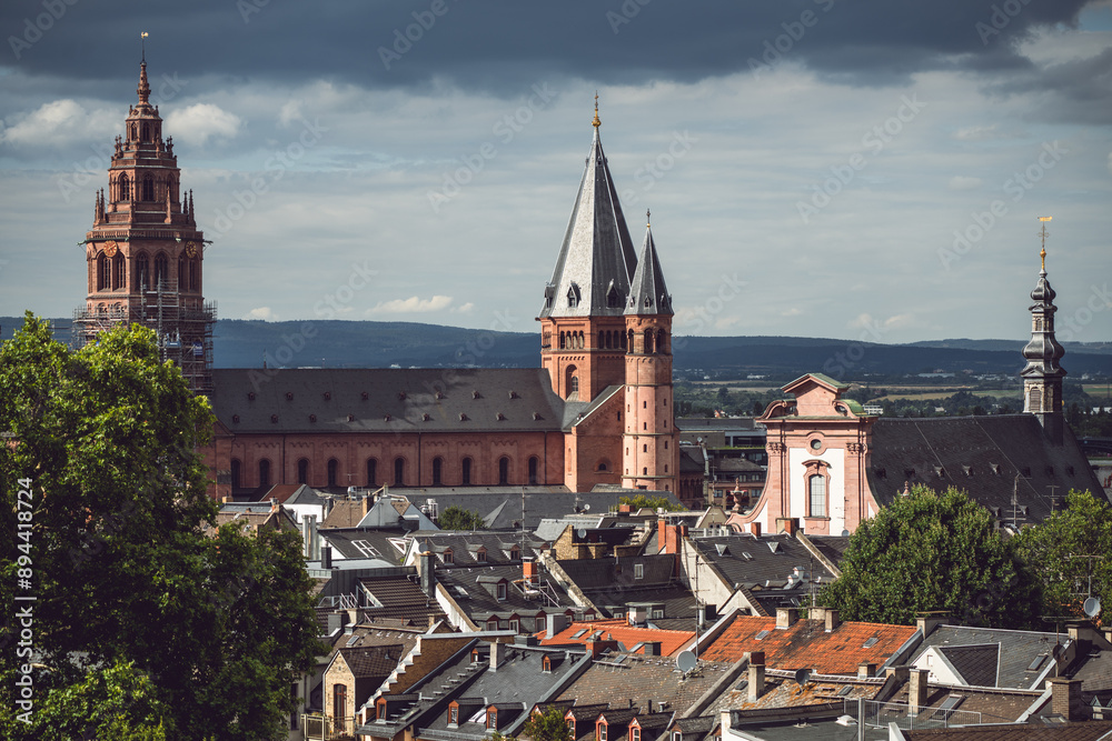 Blick auf Mainzer Dom und Augustinerkirche in Mainz, Juli 2024