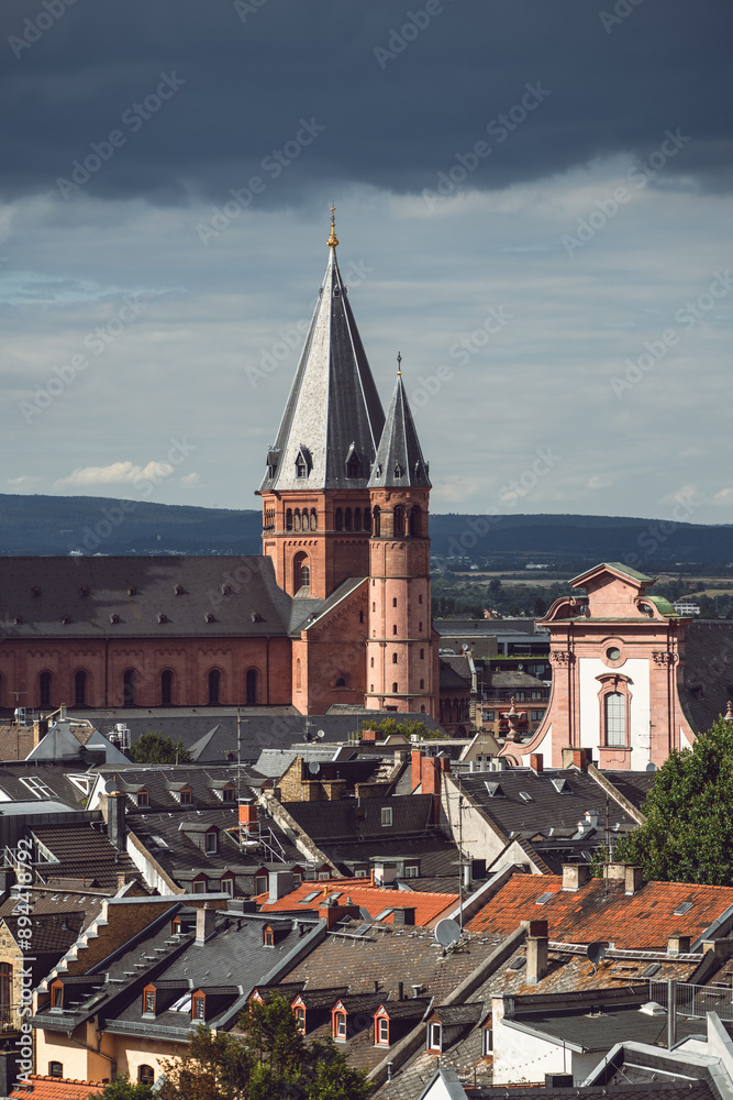 Blick auf Mainzer Dom und Augustinerkirche in Mainz, Juli 2024