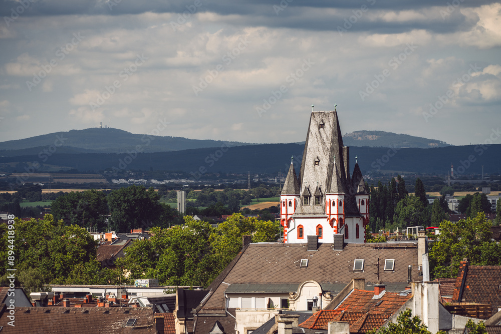 Holzturm in Mainz mit Taunus, Juli 2024