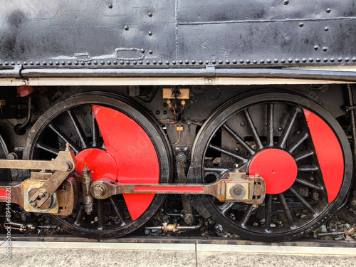 Rodas antigas de uma locomotiva a vapor antiga sobre os trilhos photo