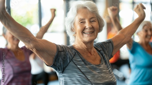 Gymnastik im Seniorenheim. Sportliche Betätigung von alten Menschen. Frauensport, Fitness und Bewegung im Alter.