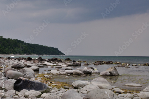 idyllischer Steinstrand auf Rügen Nähe Arkona - idyllic stone beach on Rügen near Arkona photo