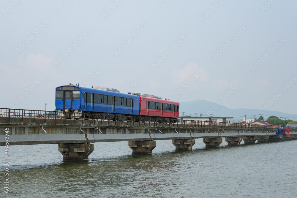 船越水道の鉄橋を渡る男鹿線の列車