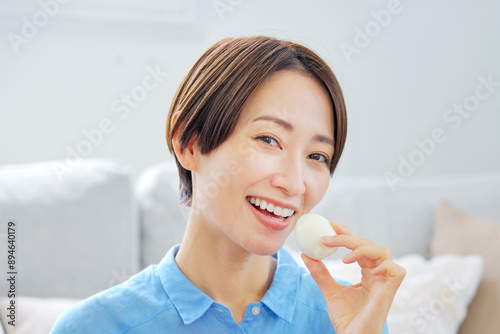 Free Download 自宅でゆで卵を食べる女性　カメラ目線 - GFXLoad