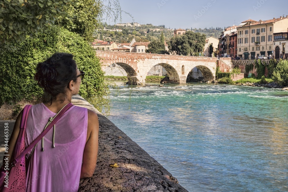 verona, italien - eine frau blickt auf die ponte pietra