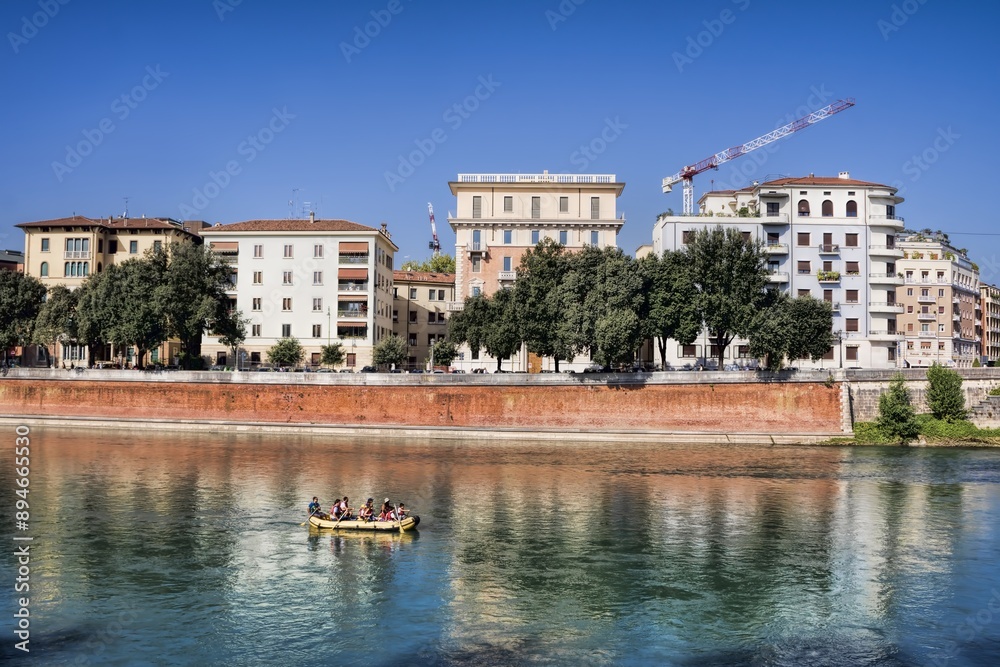 verona, italien - uferpromenade mit neubauten an der etsch