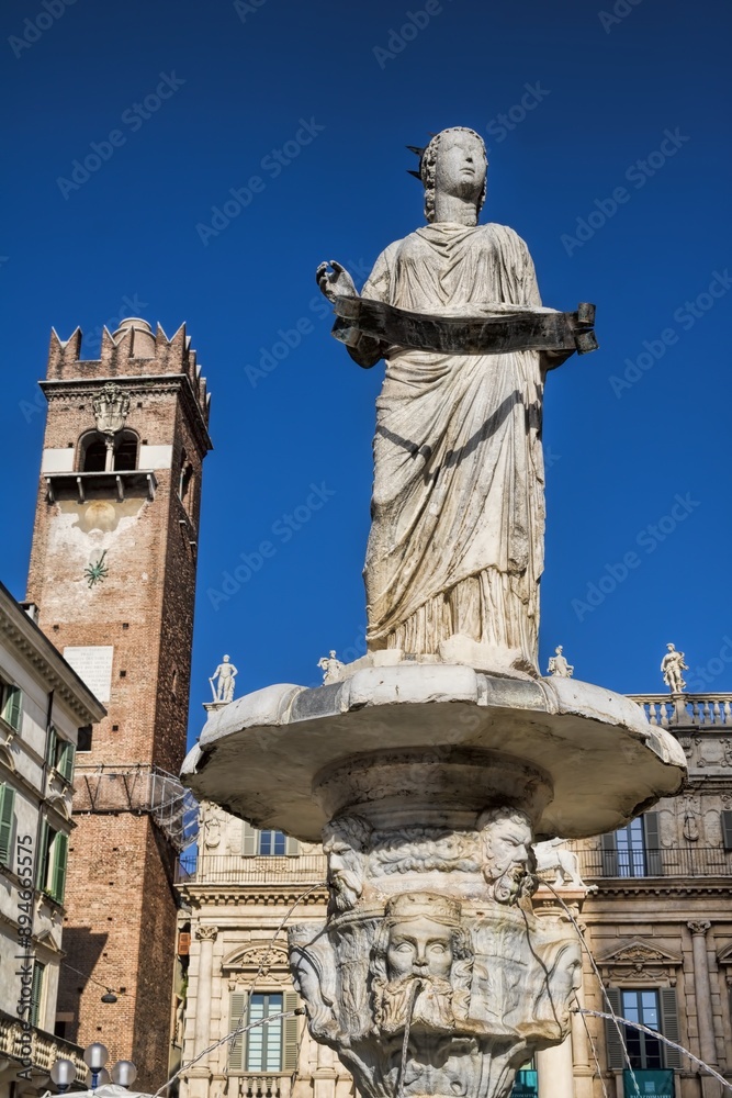 verona, italien - brunnen mit madonna auf der piazza delle erbe