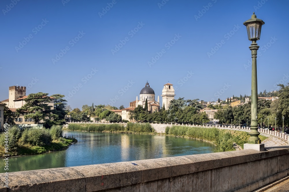 verona, italien - malerisches panorama an der etsch