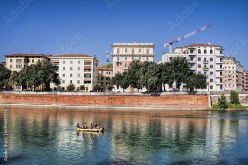 Obraz na płótnie verona, italien - uferpromenade mit neubauten an der etsch w salonie