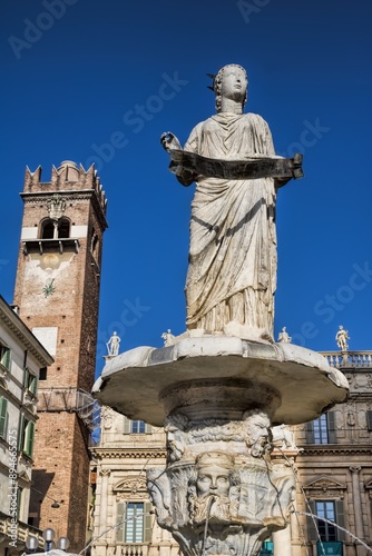 Obraz na płótnie verona, italien - brunnen mit madonna auf der piazza delle erbe w salonie
