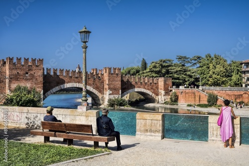 Obraz na płótnie verona, italien - idylle an der ponte scaligero an der etsch w salonie