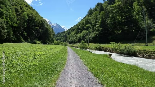 bikepacking ebike tour auf einem schmalen weg rechts führt ein bergbach vorbei wir befinden uns in einem tal