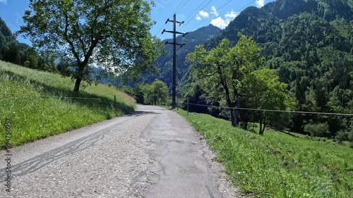 fahrradfahren auf einer asphaltierten strasse in einem tal in der schweiz