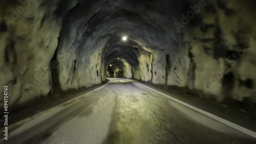 mit dem fahrrad durch einen beleuchteten tunnel in den bergen