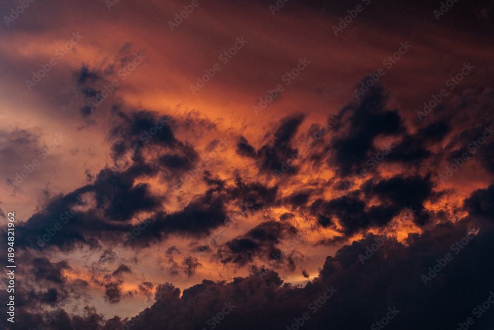 雲から覗く夕日
雲から覗く夕日