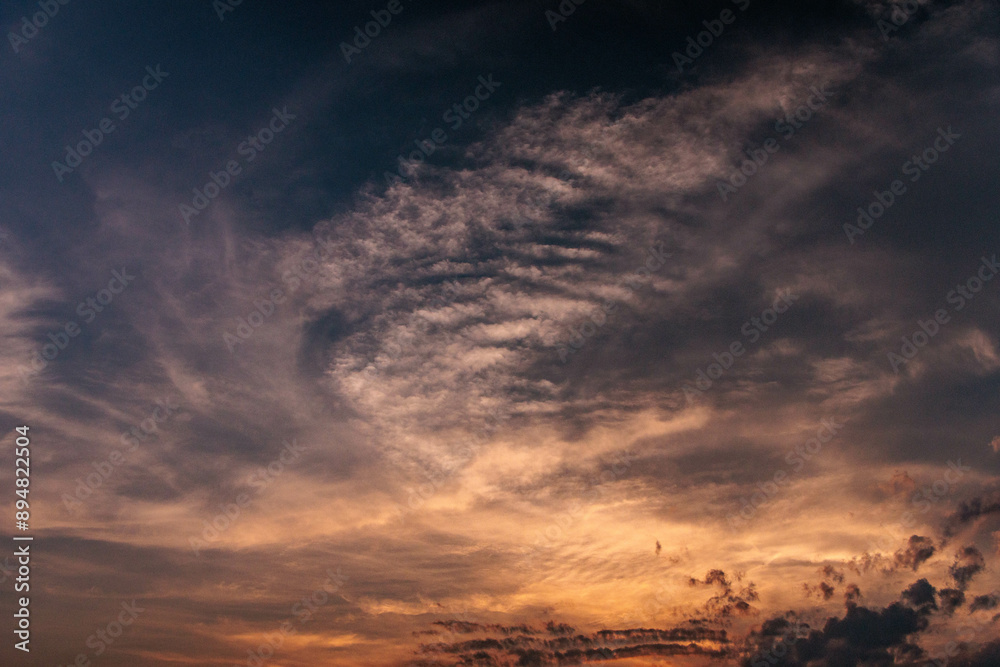 雲から覗く夕日
雲から覗く夕日