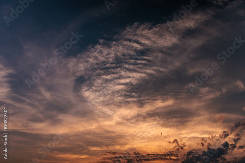 雲から覗く夕日 