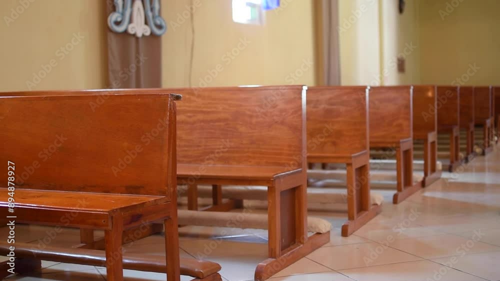 Bancas de madera vacías al interior de una iglesia 