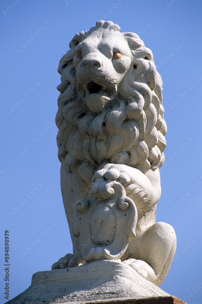Statue de lion, Chateau, Mairie, Choisy le Roi, 94, Val de Marne, France Statue de lion, Chateau, Mairie, Choisy le Roi, 94, Val de Marne, France