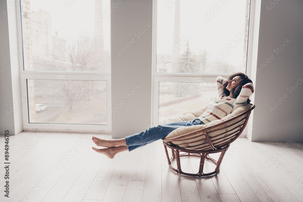 Φωτογραφία Photo portrait of attractive young woman sit armchair hands behind head dressed