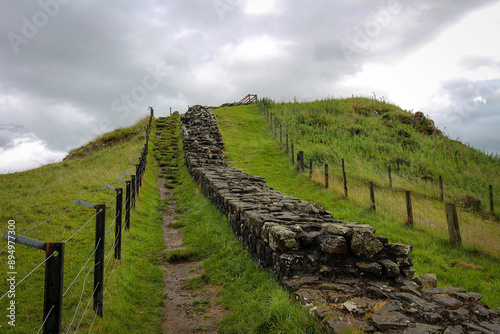 Fototapete Hadrian Wall view by cloudy noon, Northern England
