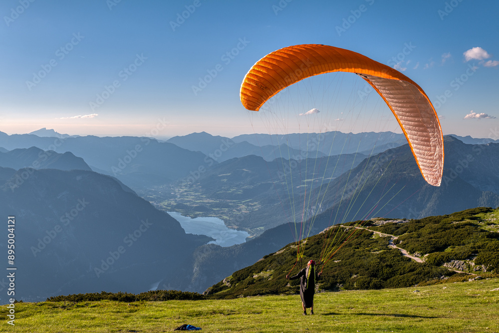 Gleitschirmflieger beim Start im Salzkammergut
