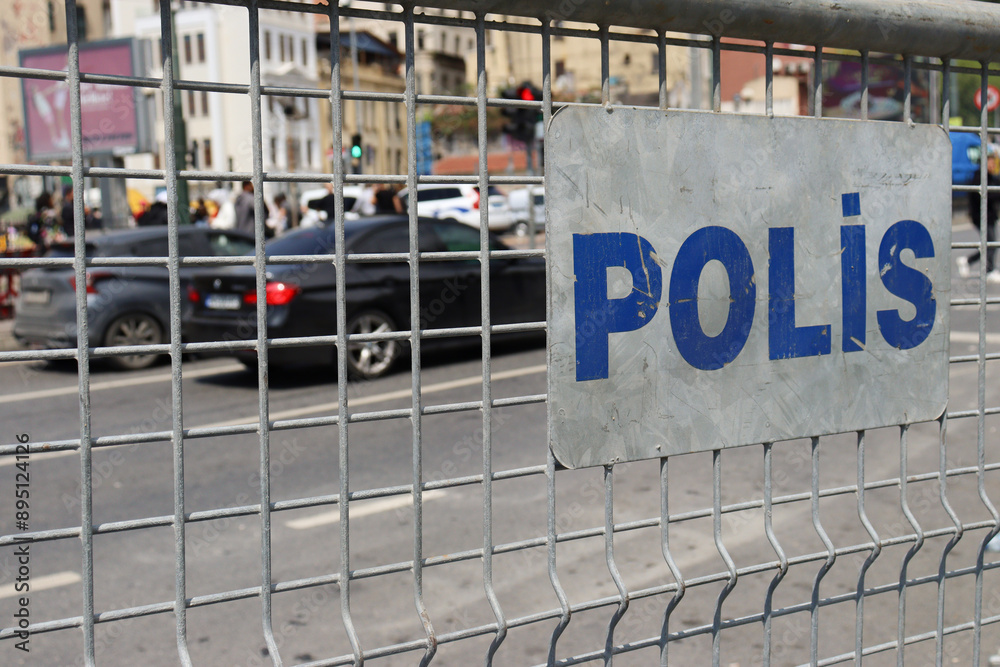 Obraz premium Polis logo, turkish police sign on metallic fence on street