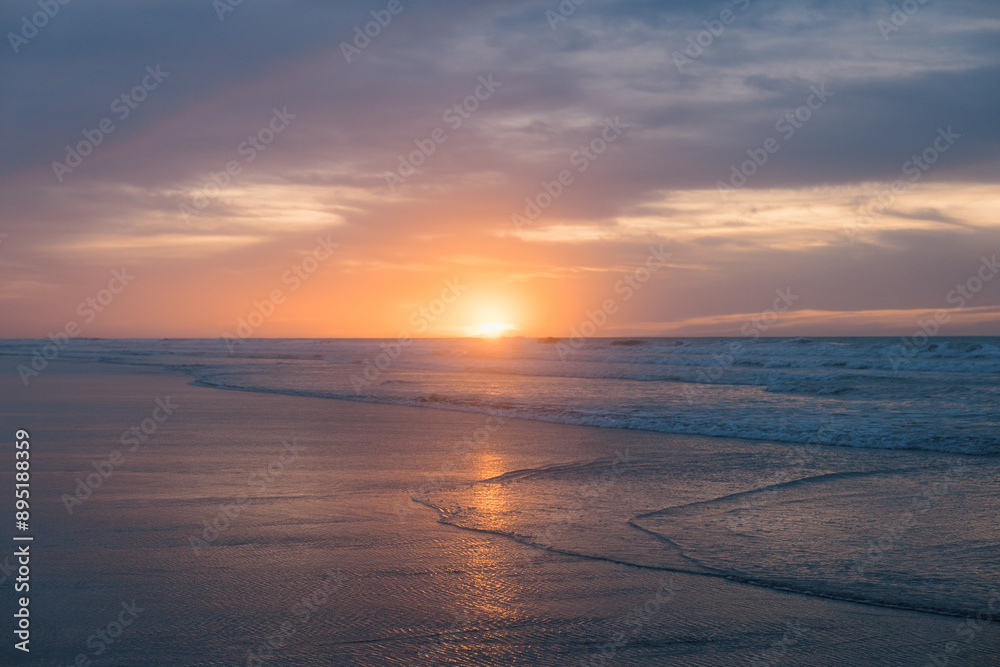 Obraz premium Paisaje de atardecer sereno en la playa
