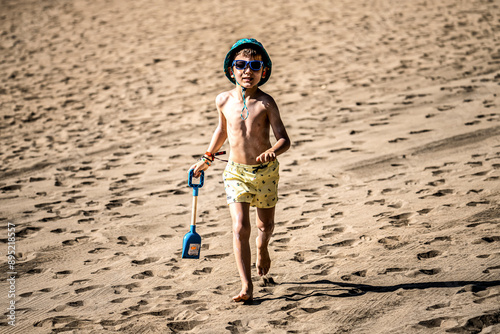 niño jugando en la playa del ingez,maspalomas,gran canarias photo