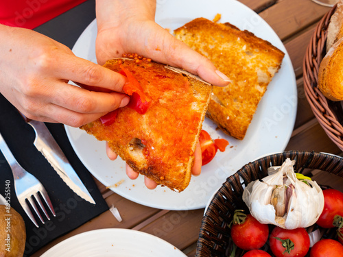 Authentic Spanish Pan con Tomate - cook rubs bread with tomatoes