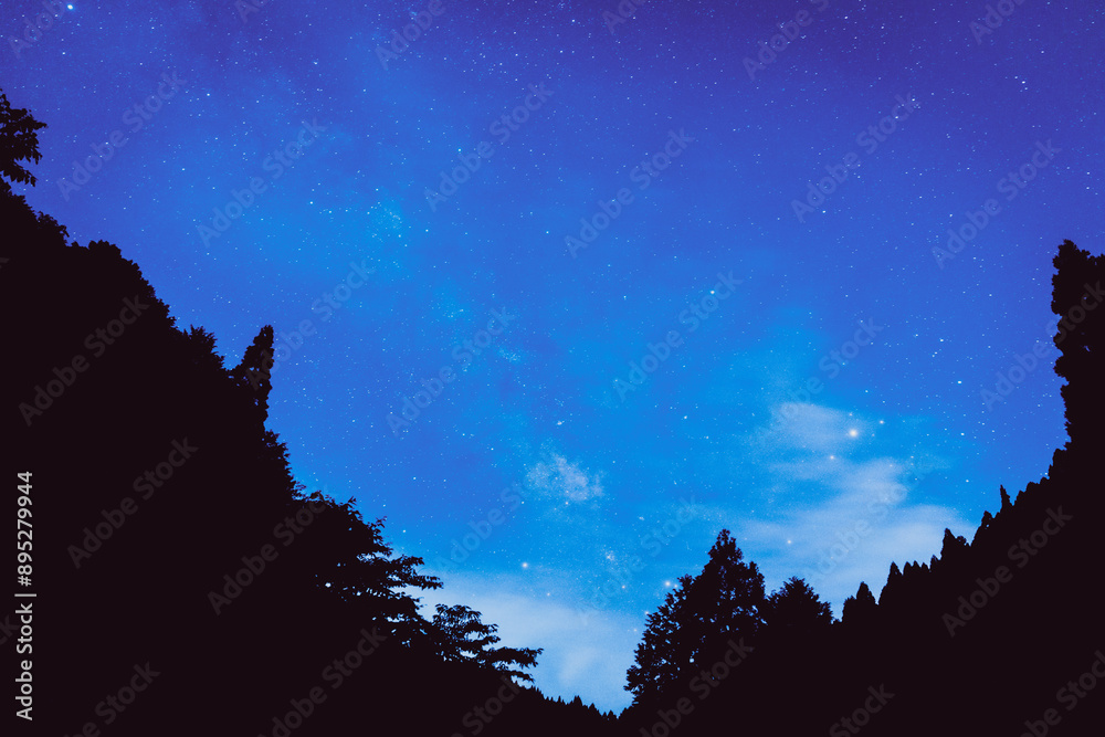 Naklejka premium 雲間の空に流れる天の川