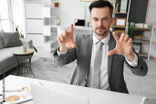 Young businessman using vir...