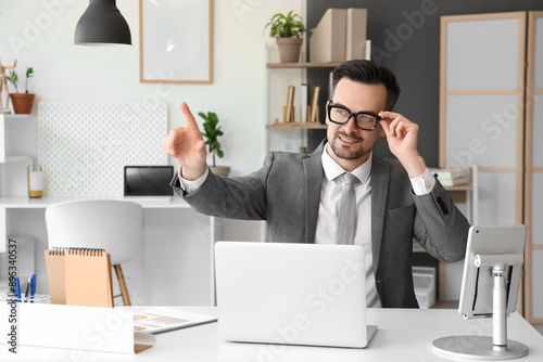 Young businessman using vir...