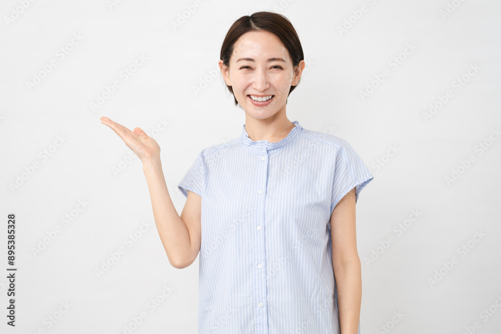 半袖ブラウスの若い女性 半袖ブラウスの若い女性