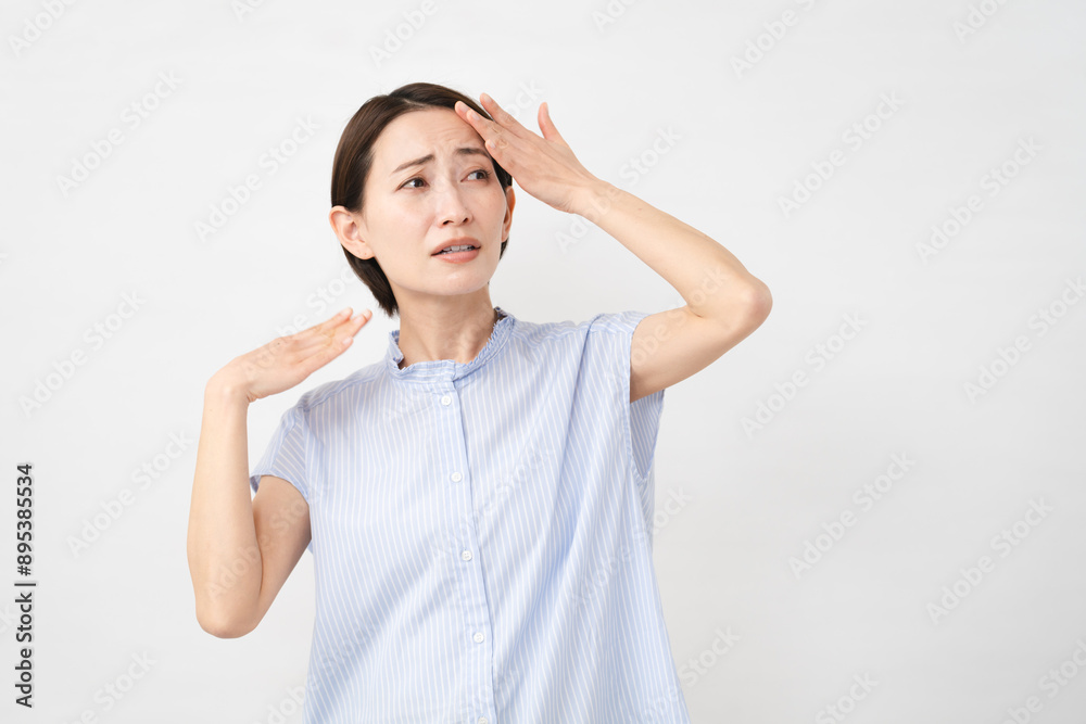 半袖ブラウスの若い女性 半袖ブラウスの若い女性