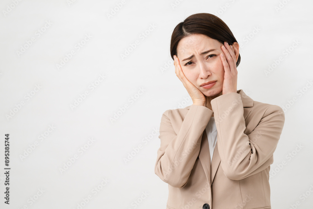ビジネススーツを着た若い女性 ビジネスイメージ
ビジネススーツを着た若い女性 ビジネスイメージ