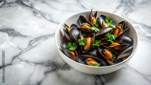 Un bol de mejillones frescos de la cocina francesa, servido sobre una mesa de mármol. Los mejillones están decorados con hierbas frescas. Hay un espacio libre para texto.