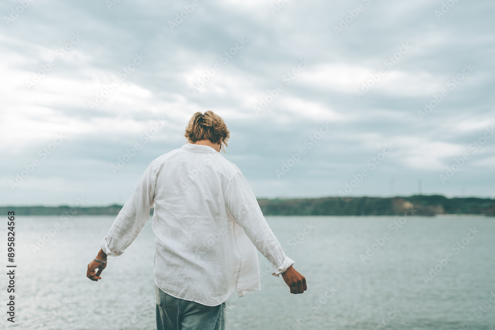 Fototapeta premium 海を眺める男性の後ろ姿