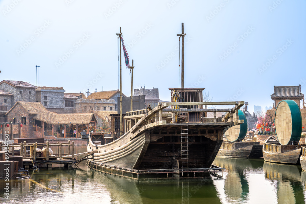 Naklejka premium Ancient Boat and Waterfront Scenery in Kaifeng Great Song Wuxia City