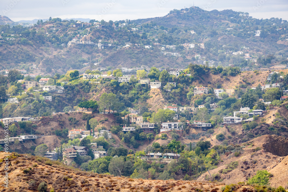 Obraz premium Hillside houses in Los Angeles on a sunny autumn day