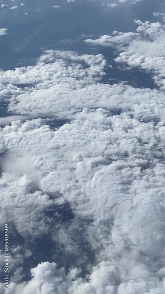 Avion volant au dessus d'un nuage épais