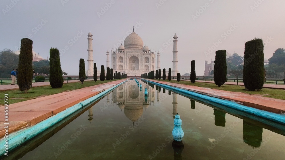 Obraz premium Sunrise over the mighty Taj Mahal one of the seven wonders of the world in Agra, India
