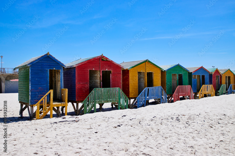 Naklejka premium Eine Reise durch Südafrika. Kapstadt und Umgebung. bunten hütten am strand muizenberg beach .