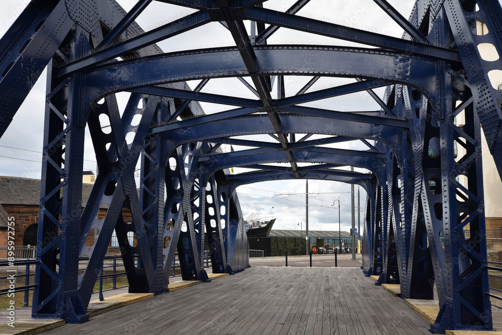 Fototapeta premium Pont métallique dans le port de Leith à Edimbourg. Ecosse